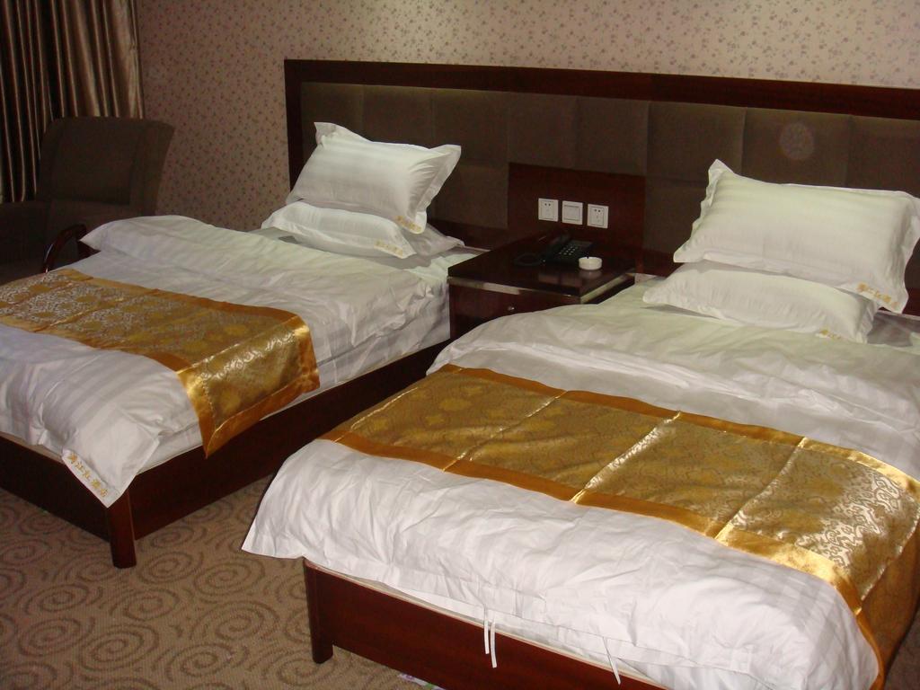 Jiuzhaigou Man Jiang Hong Hotel Room photo
