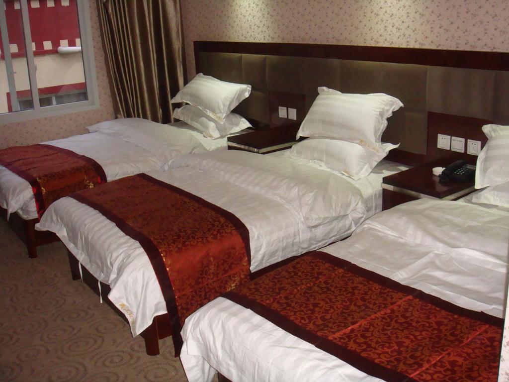 Jiuzhaigou Man Jiang Hong Hotel Room photo